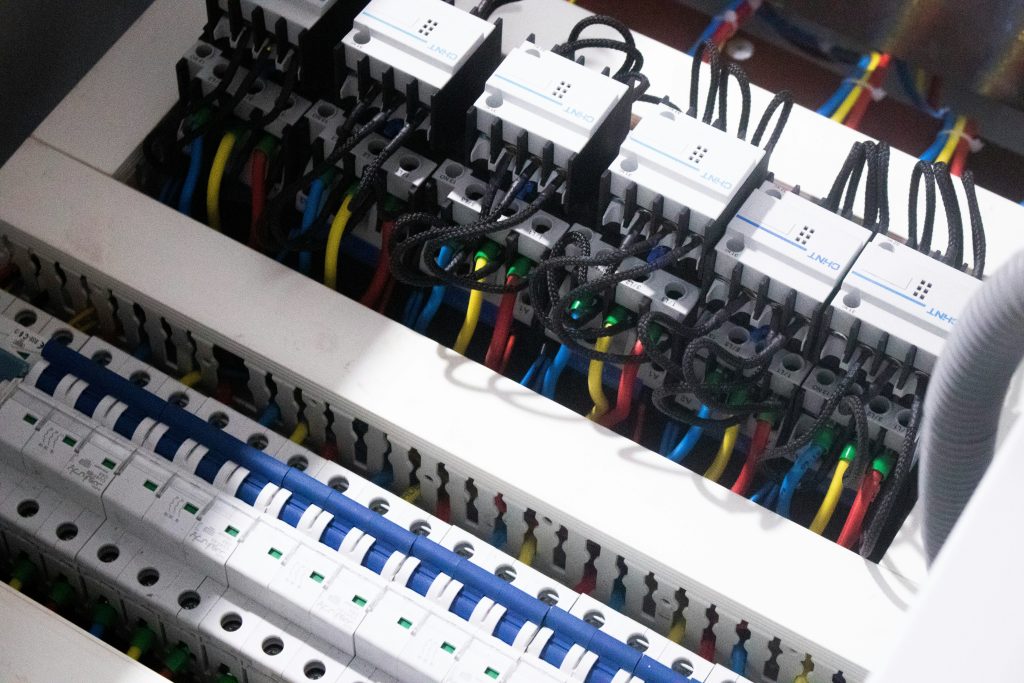 À quoi correspondent les couleurs des fils électriques ?
